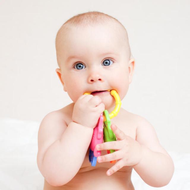 Khóc đêm (khóc dạ đề) khác với khóc do bệnh lý như thế nào?
