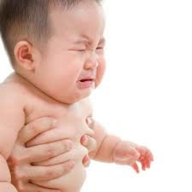 Khóc dạ đề ở trẻ sơ sinh – Dùng mẹo hay dùng thuốc?