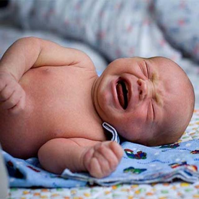 Các mẹo chữa trẻ khóc đêm theo kinh nghiệm dân gian