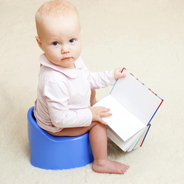 Xử trí khi bé táo bón, đi cầu ra máu