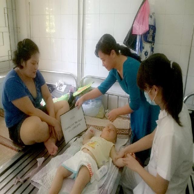 Công ty Bio Vagen Việt Nam tặng quà động viên bé Trương Đức Thắng