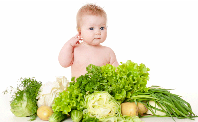 Cho bé ăn rau xanh để bổ sung lượng chất xơ cần thiết cho cơ thể