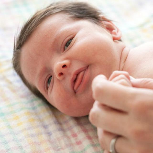 Giúp bé hình thành trí thông minh cảm xúc ngay từ lúc sơ sinh