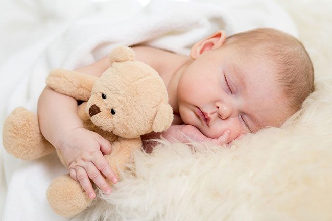 Áp dụng kỹ thuật thư giãn vật lý giúp bé giảm thiểu thời gian quấy khóc