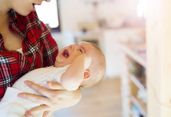 Ba mẹ nên tham khảo ý kiến bác sĩ để cải thiện khóc dạ đề ở trẻ