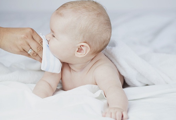 Nôn trớ ở trẻ sơ sinh là hiện tượng sinh lý bình thường